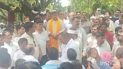 तुलसीपुर: बलरामपुर: तुलसीपुर विधायक को ग्राम प्रधान संघ ने अपनी मांग को लेकर दिया ज्ञापन, विधायक ने ग्राम प्रधान संघ को किया संबोधित