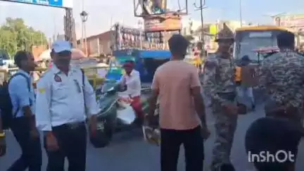 कोल: अलीगढ़ शहर में विभिन्न क्षेत्रों में यातायात पुलिस और नगर निगम के प्रवर्तन दल ने चलाया अवैध अतिक्रमण हटाओ अभियान
