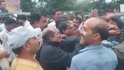 आमला: जनपद चौराहे पर भाजपा कार्यकर्ताओं ने बैतूल विधायक हेमंत खंडेलवाल को भाजपा प्रदेश अध्यक्ष बनने पर दी बधाई, मनाया जश्न