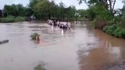 निवाड़ी: बरुआ नाला पुलिया पर लोग जान जोखिम में डालकर पुलिया पार करने को मजबूर