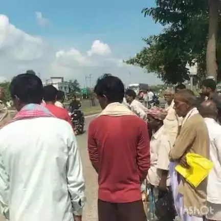 नरपतगंज: नरपतगंज प्रखंड कार्यालय के समीप बाइक की ठोकर से दरोगा हुए घायल, लोगों ने पहुंचाया अस्पताल