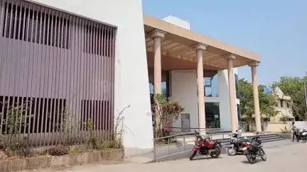 जालना: गटविकास अधिकारी कार्यालयात तरुणाचा राडा; गटविकास अधिकारी थेट पोलीस ठाण्यात; जालना पंचायत समिती कार्यालयातील प्रकार