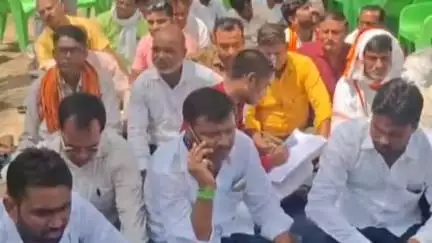 रुधौली: रुधौली के बीडीओ पर ग्राम प्रधानों ने कमीशन मांगने का आरोप लगाते हुए पीडी को सौंपा ज्ञापन