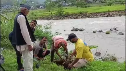 बागेश्वर: वृक्षप्रेमी किशन मलड़ा ने शिक्षकों को निशुल्क पौधे वितरित किए, धारों और नदियों के आसपास रौपे पौधे