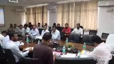 चाईबासा: समाहरणालय सभागार में उपायुक्त की अध्यक्षता में की गई कल्याण विभाग की योजनाओं की समीक्षा