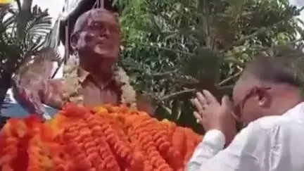 রায়গঞ্জ: রায়গঞ্জ শহরের বি.সি রায় সরণিতে ডা: বিধানচন্দ্র রায়ের জন্মদিবস পালন