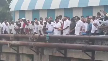 மேட்டூர்: விவசாயிகளின் கோரிக்கையை ஏற்று மேட்டூரில் இருந்து கிழக்கு மேற்கு கால்வாய்களில் தண்ணீர் திறப்பு ..அமைச்சர் திறந்து வைத்தார்