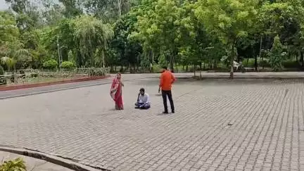 खलीलाबाद: ग्राम बेलवानिया के युवक ने अधिकारियों पर भ्रष्टाचार का आरोप लगाते हुए जिलाअधिकारी कार्यालय के सामने धरने पर बैठ गया