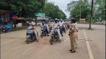 कसडोल: कसडोल पुलिस ने हेलमेट जागरूकता अभियान चलाया, लोगों को दोपहिया वाहन चलाते समय हेलमेट पहनने के महत्व के बारे में बताया