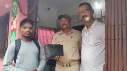 ଓରିଏଣ୍ଟ: ଲଖନପୁର ବ୍ଲକ ଢୁନଢୁନ ଛକରେ ହଜିଥିବା ବ୍ୟାଗ କୁମ୍ଭାରବନ୍ଧ ଫାଣ୍ଡିରେ ହସ୍ତାନ୍ତର କଲେ ଯୁବକ