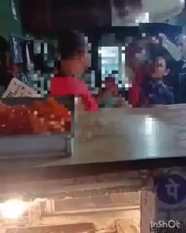 अंबिकापुर: अंबिकापुर शहर के रजपूरी में लड़की से छेड़खानी के मामले में मां ने होटल संचालक की चप्पल से की पिटाई