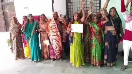 लालगंज: रोशनगंज नई बस्ती गांव के ग्रामीणों ने दबंग द्वारा मकान बनाकर रास्ता अवरोध करने पर किया प्रदर्शन, एसडीएम को सौंपा ज्ञापन