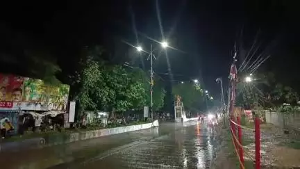 గిద్దలూరు: గిద్దలూరు పరిసర ప్రాంతాలలో మోస్తారు వర్షం, కొన్ని ప్రాంతాలలో ఈదురు గాలుల వల్ల విద్యుత్ సరఫరాకు అంతరాయం