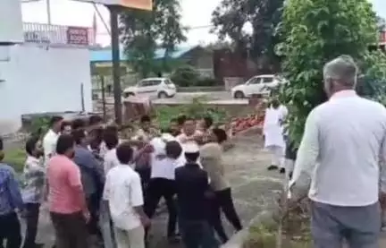 बेहट: नागल माफी में जमीन पर कब्जे को लेकर दो पक्षों में हुई मारपीट, वीडियो सोशल मीडिया पर हुआ वायरल