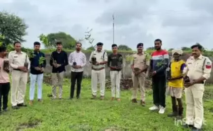 थांदला: मेरी चौकी, मेरा वन अभियान के तहत खवासा पुलिस चौकी पर हरियाली महोत्सव मनाया गया