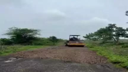 દાહોદ: દાહોદ તાલુકાના રવાડીખેડા ગામ ખાતે વરસાદી પાણીથી ધોવાઈ ગયેલ રસ્તાનું માર્ગ અને મકાન વિભાગ દ્વારા રસ્તો બનાવવામાં આવ્યું