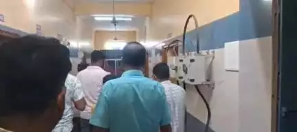 কেশপুর: ফুল মিষ্টি নিয়ে কেশপুর হাসপাতালে সন্ধ্যের পর হাজির হলো তৃণমূল ছাত্র পরিষদ !