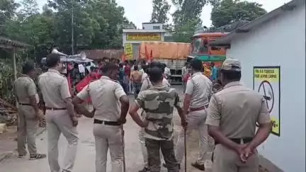 কেতুগ্রাম ১: CPI(M)-এর ডেপুটেশন ঘিরে আঁটোসাঁটো নিরাপত্তা ব্যবস্থা করা হল কেতুগ্রামের মুড়গ্রাম গোপালপুর পঞ্চায়েতে