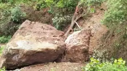 कोटद्वार: नैनीडांडा के रोंनडी में छोटी रोनडी को जाने वाला मार्ग बोल्डर गिरने से हुआ अवरुद्ध