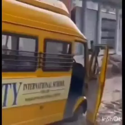 ग्वालियर गिर्द: ग्वालियर: आदर्श नगर में गड्ढे में फंसी स्कूल बस, वीडियो आया सामने