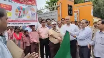 फर्रुखाबाद: फतेहगढ़ कलेक्ट्रेट से DM ने संचारी रोग नियंत्रण अभियान को हरी झंडी दिखाकर किया रवाना