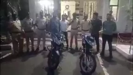 छिंदवाड़ा नगर: कोतवाली पुलिस ने वाहन चोरी करने के मामले में 4 आरोपियों को किया गिरफ्तार, दो बाइक ज़ब्त