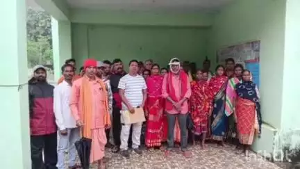 ନବରଙ୍ଗପୁର ପୋଲିସ ଷ୍ଟେସନ: ଜିଲ୍ଲାପାଳଙ୍କ କାର୍ଯ୍ୟାଳୟ, ଏସପି ଓ ଡ଼ିଏଫଓଙ୍କ ନିକଟରେ ମାଡ଼ ମାରିଥିବା ବନ ବିଭାଗ କର୍ମଚାରୀଙ୍କୁ ଗିରଫ ସହ ନିଲମ୍ବନ ଦାବି