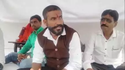कोरेगाव: शिवकृपा पतपेढीच्या भूमिकेविरोधात शेतीनिष्ठ शेतकरी अमोल भोसले यांचे कोरेगावात मध्यवर्ती प्रशासकीय इमारतीसमोर धरणे आंदोलन