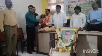 पेठ: पंचायत समिती सभागृहात वसंतराव नाईक जयंती व महाराष्ट्र कृषी दिन साजरा