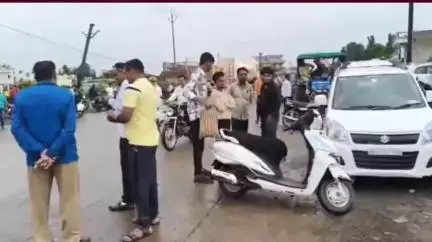 मेहकर: कोर्टातून स्टे ऑर्डर आल्यामुळे जानेफळ रोडवरील अतिक्रमण मोहीम थांबली, नागरिक व प्रशासनामध्ये काही वेळ तणाव