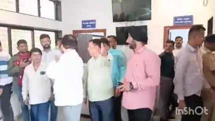 नाशिक: पक्षाच्या पदाधिकाऱ्यांवर गुन्हा दाखल झाल्याने ठाकरे गटाच्या शिष्टमंडळाने पोलीस आयुक्तांची घेतली भेट