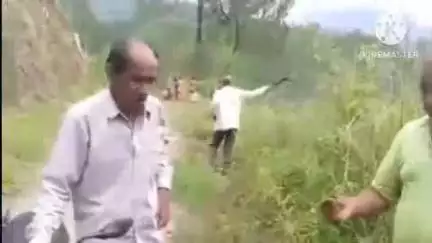 स्याल्दे: तुराचौरा-सदीगांव में वृद्ध केदार सड़क की दुर्दशा से नाराज ग्रामीणों ने शुरू किया सड़क में सफाई अभियान