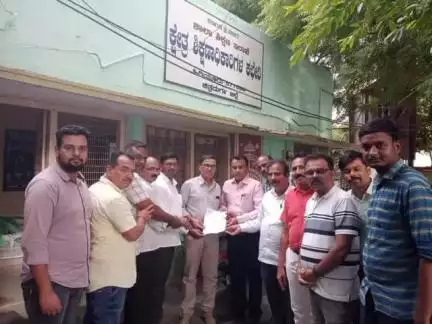 ಚಳ್ಳಕೆರೆ: ನಗರದ ಬಿಇಒ ಕಚೇರಿ ಮುಂಭಾಗ ವೇತನ ತಡೆಹಿಡಿಯದಂತೆ ಬಿಇಒಗೆ ಅನುದಾನಿತ ಶಾಲಾ ಶಿಕ್ಷಕರು ಮನವಿ