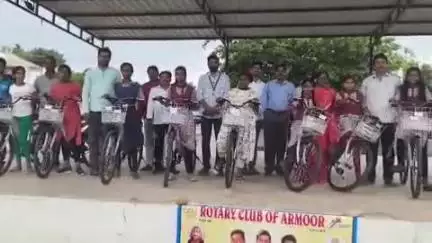 ఆర్మూర్: పట్టణంలోని పలు ప్రభుత్వ పాఠశాలల విద్యార్థినిలకు ఉచిత సైకిళ్లను పంపిణీ చేసిన రోటరీ క్లబ్ సభ్యులు