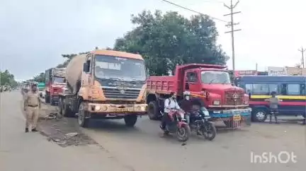 मिरज: शहरातील अंकली फाट्यावर भर पावसात शक्तिपीठ महामार्गाविरोधात शेतकऱ्यांचा रास्ता रोको, खासदारही भिजले पावसात #jansamasya