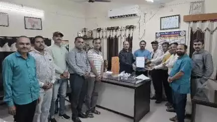 હાઇકોર્ટના ચુકાદા બાદ શહેરમાં મનપાના 423 શિક્ષકોને 1 માસનું ગ્રેડ પે એરિયસ શાસનાધિકારી દ્વારા કચેરી ખાતેથી સુપ્રત કરાયું
