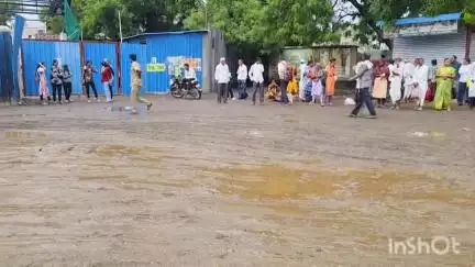 कळंब: कळंब बसस्थानकावर खिसेकापू चोरट्यास वृद्धाने रंगेहाथ पकडले, चोरट्यास पोलिसांच्या केले स्वाधीन