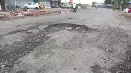 દસાડા: માલવણ-પાટડી અને પીપળી-બજાણા રોડ પર ખાડાઓથી લોકો ત્રસ્ત, અકસ્માતનો ભય