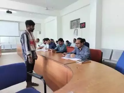 अलीराजपुर: कलेक्ट्रेट में आयोजित जनसुनवाई में डिप्टी कलेक्टर ने सुनी लोगों की समस्याएँ