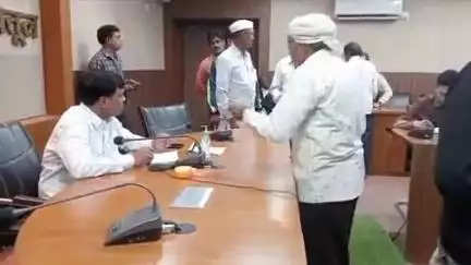 बैतूल नगर: जनसुनवाई में अनुपस्थित ज़िले के अधिकारियों का एक दिन का वेतन काटने के कलेक्टर ने दिए निर्देश