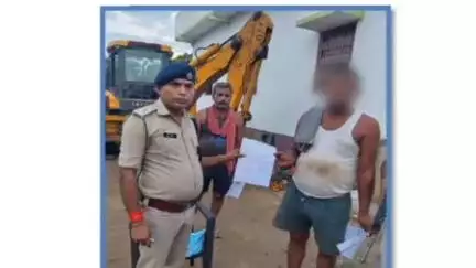 हुलासगंज: कंदौल गांव में आर्म्स एक्ट के अभियुक्त राम विनय शर्मा के घर पुलिस ने नोटिस चस्पा कर दी चेतावनी