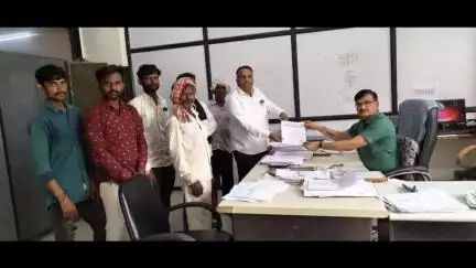 વિંછીયા: વિછીયા મામલતદાર ને ખેડૂત સેવા સંગઠનએ નેનો ખાતર બાબતે અને વીજ પુરવઠા બાબતે આવેદનપત્ર આપવામાં આવ્યું