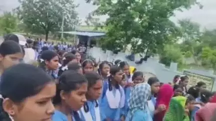 बालोद: भर्रीटोला में स्कूल भवन की मांग को लेकर अनिश्चितकालीन तालाबंदी शुरू, 35 साल पुराने जर्जर भवन में हो रही है पढ़ाई