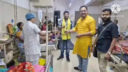 ঝাড়গ্রাম: চিকিৎসক দিবস উপলক্ষে ঝাড়গ্রাম সুপার স্পেশালিটি হাসপাতালের চিকিৎসকদের সম্মানিত করলেন জেলা যুব তৃণমূল কংগ্রেসের নেতৃত্বরা