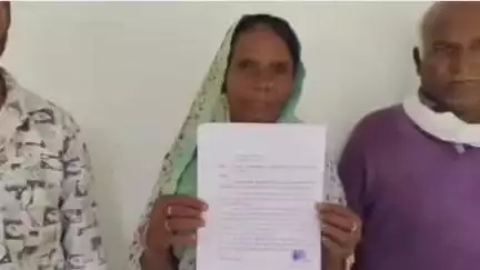 सिमरिया: जिंदा महिला को आईडी में मृत घोषित किया, नाम जुड़वाने के लिए मांगे ₹5 हजार, CEO ने सचिव को किया निलंबित