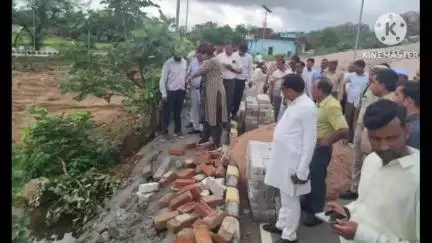 कुलपहाड़: मस्तानी महल बेलाताल के सौंदर्यीकरण कार्य में लापरवाही पर डीएम ने लगाई फटकार, किया मौका मुआयना