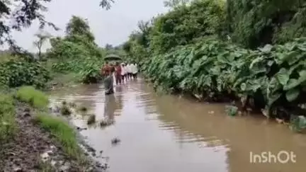 वाशिम: देपुळ-आसेगाव पांदण रस्ता जलमय; शेतकऱ्यांचा जीव धोक्यात,सरपंचांचा प्रशासनाला उपोषणाचा इशारा