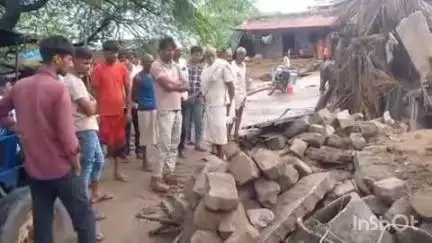धौलपुर: बरसात से गिरी दीवार, किशोर व महिला हुए घायल; 2 पशुओं की मौत, 2 अन्य घायल