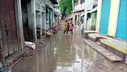मड़ियाहू: पहली बरसात में निगोह की पुरानी बाजार जलमग्न हो गई