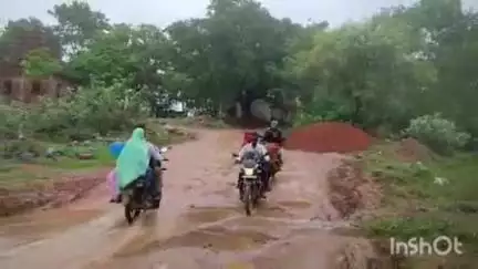 मगरलोड: मेघा नदी के वैकल्पिक मार्ग में मुरूम नहीं डाले जाने से आवागमन प्रभावित, ग्रामीणों ने जल्द निर्माण की मांग की